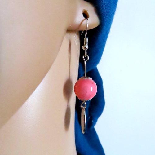 Boucle d'oreille perles verre rose, crochet en métal argenté