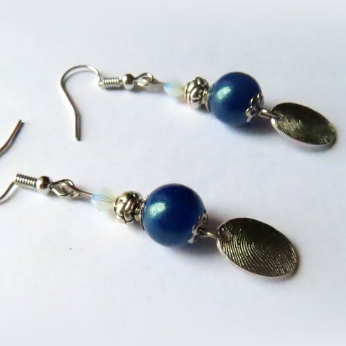 Boucle d'oreille perles verre bleu brillante, crochet en métal argenté