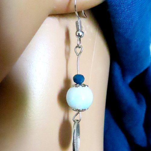 Boucle d'oreille perles verre bleu et blanc, crochet en métal argenté