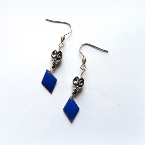 Boucle d'oreille perles tête de mort, losange émaillé bleu, crochet en métal acier inoxydable argenté