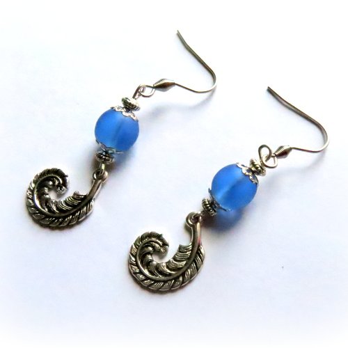 Boucle d'oreille plume, perles en verre bleu givré, crochet en métal acier inoxydable argenté