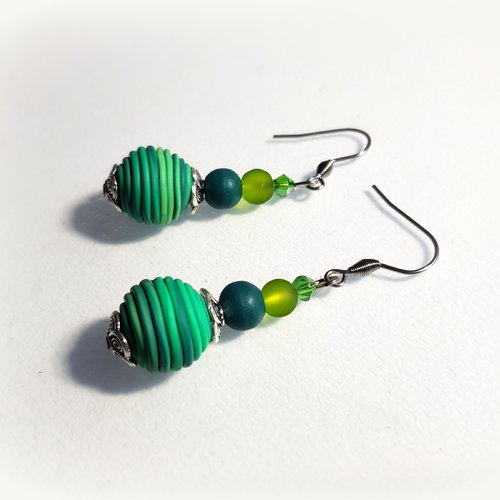 Boucle d'oreille pendant, perles en fimo et verre différents vert crochet en métal acier inoxydable argenté