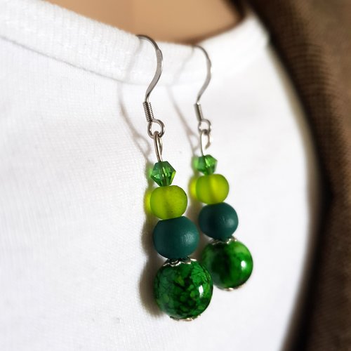 Boucle d'oreille pendant, perles en bois et verre différents vert crochet en métal acier inoxydable argenté
