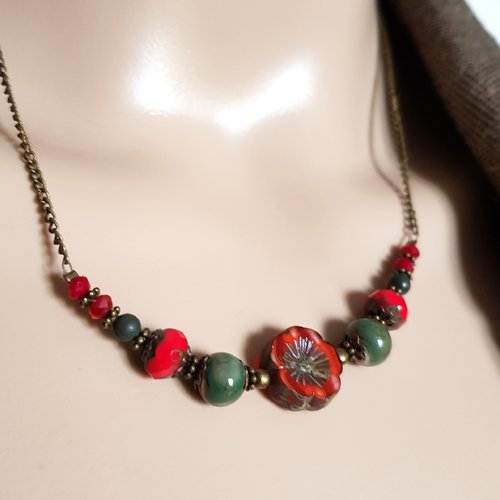 Parure collier fleur, boucle d'oreille perles en verre et céramique émaillé vert kaki, rouge, coupelles, fermoir, chaîne, métal bronze