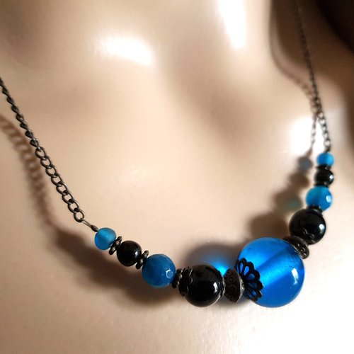 Collier perles en verre bleu, noir, coupelles, fermoir, chaîne, métal bronze