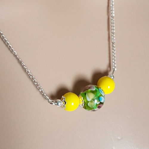 Collier perles en verre fleur , jaune, vert, coupelles, fermoir, chaîne, fermoir, métal argenté clair
