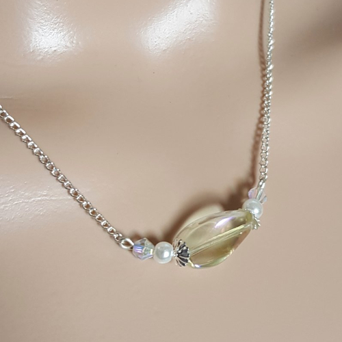 Collier perles en verre blanche, transparente avec reflets, coupelles, fermoir, chaîne, fermoir, métal argenté clair