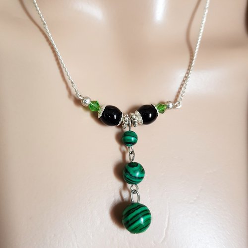 Collier perles en verre vert marbré noir, coupelles, fermoir, chaîne, fermoir, métal argenté clair