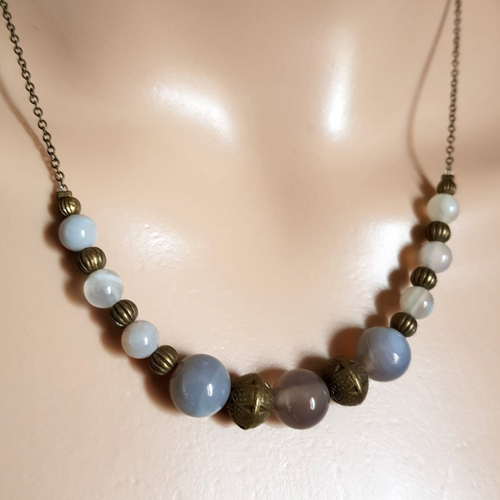 Collier perles en agate grises, blanche, fermoir, chaîne, métal bronze