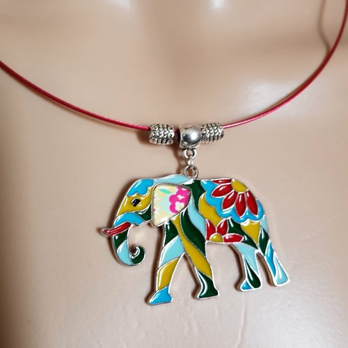 Collier éléphant émaillé multicolore, fermoir à vis, métal argenté