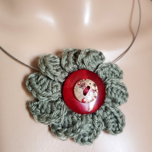 Collier fleur en laine grise, boutons rouge bordeaux, collier semi-rigide, fermoir à vis en métal argenté
