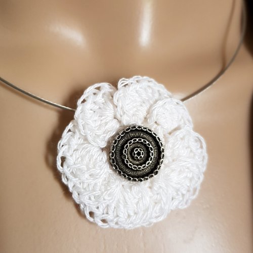 Collier fleur en laine blanche, boutons argenté, collier semi-rigide, fermoir à vis en métal argenté