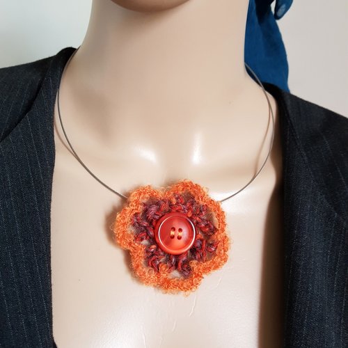 Collier fleur en laine orange corail rouille, boutons, collier semi-rigide, fermoir à vis en métal argenté
