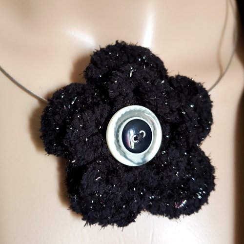 Collier fleur en laine noir, boutons blanc, noir, gris, collier semi-rigide, fermoir à vis en métal argenté