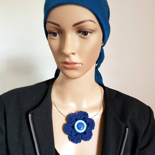 Collier fleur en laine bleu, boutons, collier semi-rigide, fermoir à vis en métal argenté