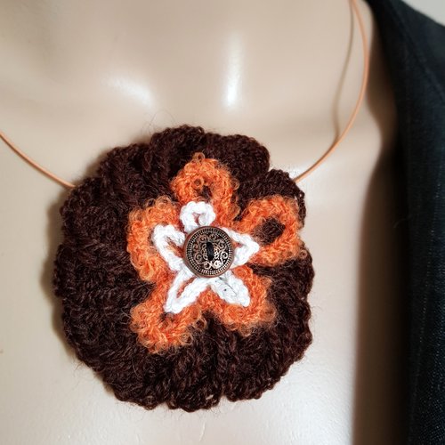 Collier fleur en laine orange, marron, blanc, boutons, collier semi-rigide, fermoir à vis en métal argenté