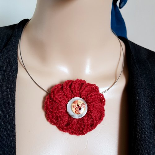 Collier fleur en laine rouge bordeaux, boutons, collier semi-rigide, fermoir à vis en métal argenté
