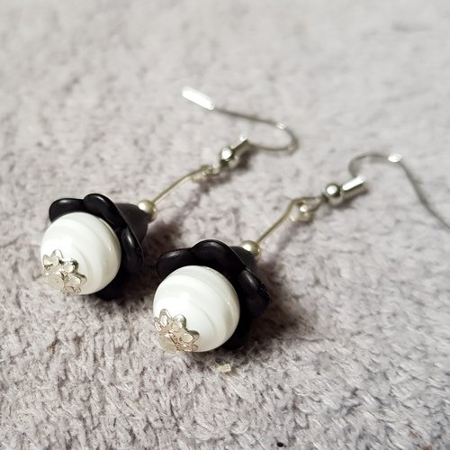 Boucle d'oreille coupelles, cloche noir acrylique, perles en acrylique blanc, transparent, crochet en métal argenté
