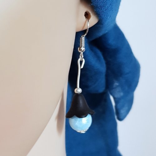 Boucle d'oreille coupelles, cloche noir acrylique, perles en verre bleu clair pailleté, crochet en métal argenté