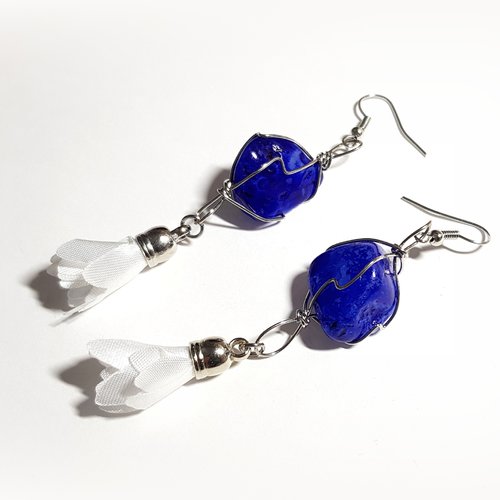 Boucle d'oreille pendante, pompons en tissue polyester blanc, perles en verre bleu, crochet en métal acier inoxydable argenté