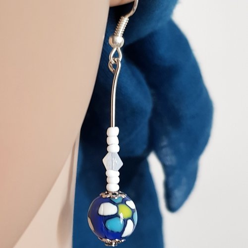 Boucle d'oreille perles acrylique et en verre bleu, vert clair, blanc, crochet en métal acier inoxydable argenté