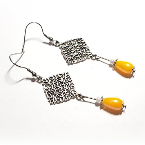 Boucle d'oreille losange fleur ajourée, perles en acrylique jaune, crochet en métal acier inoxydable argenté