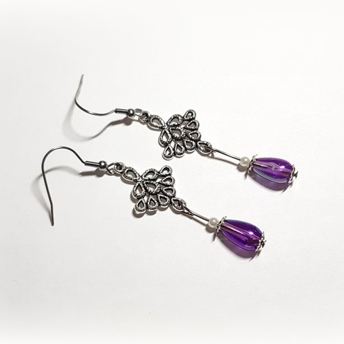 Boucle d'oreille fleur rosace ajourée, perles en acrylique violet, crochet en métal acier inoxydable argenté