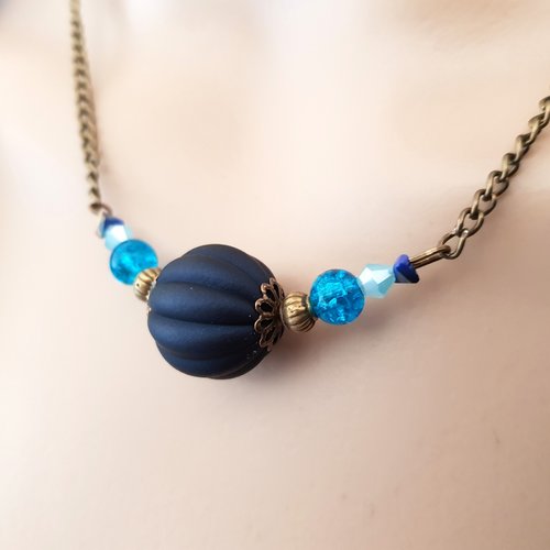 Collier perles en acrylique et en verre, différents bleu, coupelles, fermoir, chaîne, métal bronze