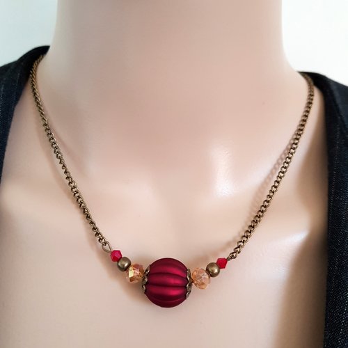 Collier perles en acrylique et en verre, rouge bordeaux foncé, champagne, coupelles, fermoir, chaîne, métal bronze