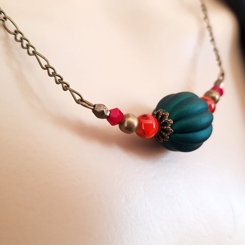 Collier perles en acrylique et en verre, vert, orange corail, rouge, coupelles, fermoir, chaîne, métal bronze