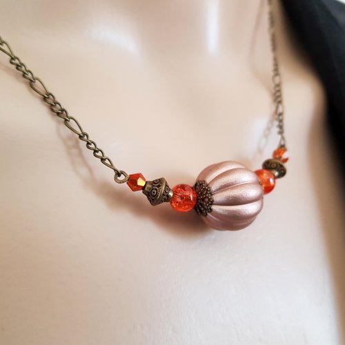 Collier perles en acrylique et en verre orange, coupelles, fermoir, chaîne, métal bronze