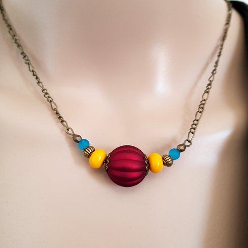 Collier perles en acrylique et en verre, rouge bordeaux foncé, bleu, jaune, coupelles, fermoir, chaîne, métal bronze