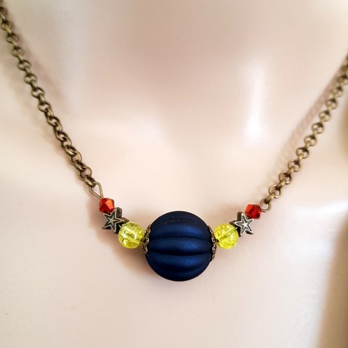 Collier perles en acrylique et en verre, bleu marine, jaune, orange, coupelles, fermoir, chaîne, métal bronze