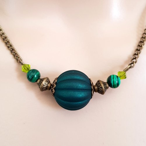 Collier perles en acrylique et en verre, différents vert, coupelles, fermoir, chaîne, métal bronze