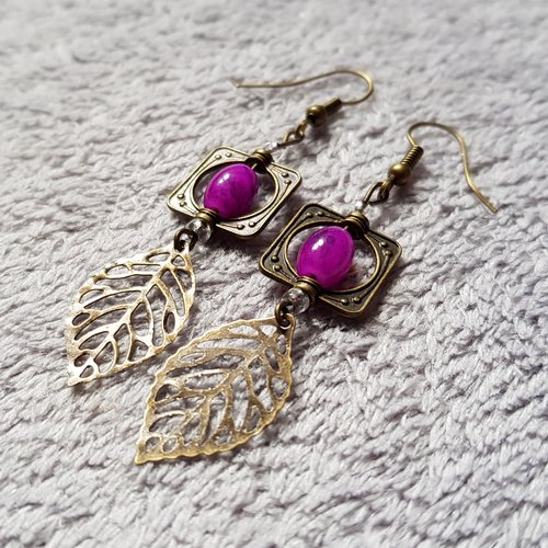 Boucle d'oreille feuille, perles en verre violette, crochet en métal bronze