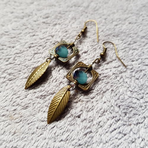 Boucle d'oreille feuille, perles en verre bleu, crochet en métal bronze