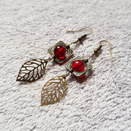 Boucle d'oreille feuille, perles en verre rouge transparente, crochet en métal bronze