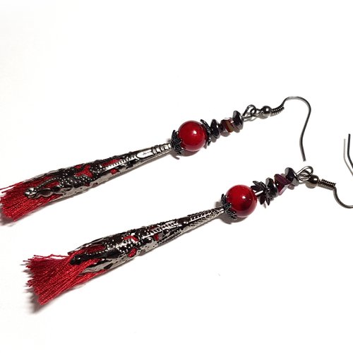 Boucle d'oreille pendante pompons rouge , perles en verre, coupelles cône en métalgrun ( gris, noir)