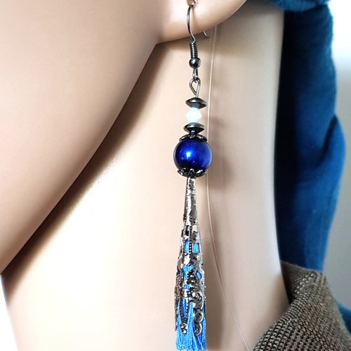 Boucle d'oreille pendante pompons bleu, perles en verre, coupelles cône en métalgrun ( gris, noir)