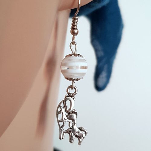Boucle d'oreille animaux girafe, perles en acrylique blanc, transparent, cadre, crochet en métal acier inoxydable argenté