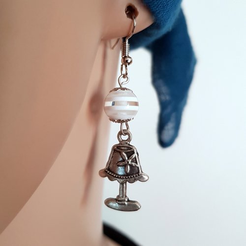 Boucle d'oreille lampe, perles en acrylique blanc, transparent, cadre, crochet en métal acier inoxydable argenté