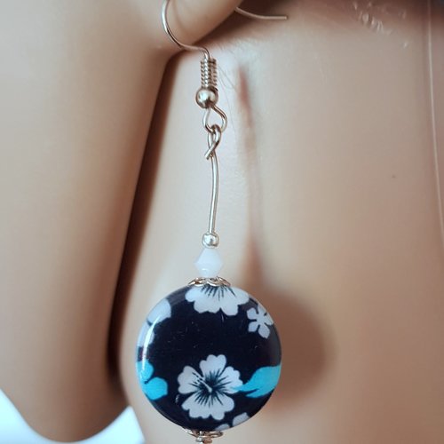 Boucle d'oreille perles en nacre ronde plate fleur, noir, bleu, blanc, crochet en métal acier inoxydable argenté