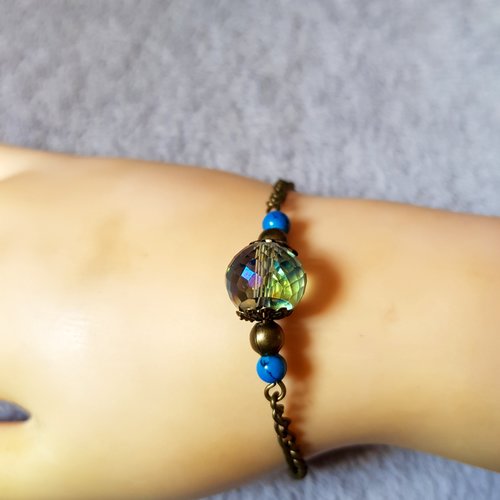 Bracelet perle ronde en verre transparent avec reflets bleuté, chaîne d’extension, fermoir mousqueton en métal bronze