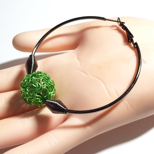 Boucle d'oreille grande créole, perles vert clair ajourée, crochet, métal grunmétal (noir)