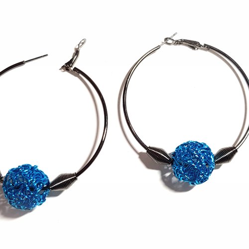 Boucle d'oreille grande créole, perles bleu ajourée, crochet, métal grunmétal (noir)