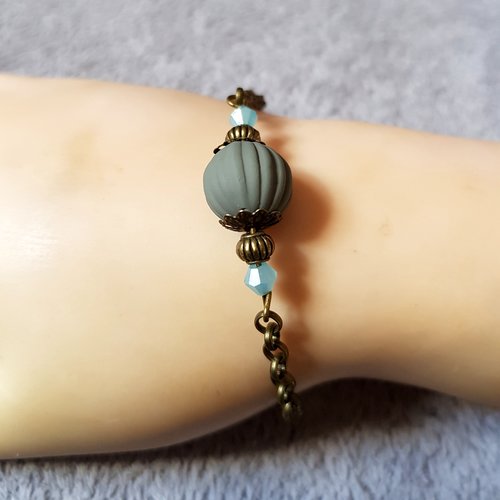 Bracelet perle ronde en en acrylique grise et verre bleu clair, chaîne d’extension, fermoir mousqueton en métal bronze