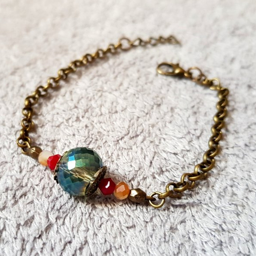 Bracelet perle en verre transparent avec reflets bleuté et vert, rouge foncé chaîne d’extension, fermoir mousqueton en métal bronze
