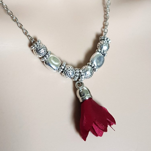 Collier pompon rouge bordeaux, perles métal, fermoir, chaîne, métal acier inoxydable argenté