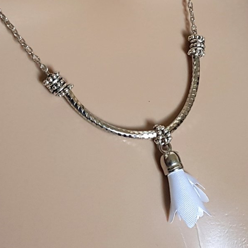 Collier pompon blanc, perles tube métal, fermoir, chaîne, métal acier inoxydable argenté