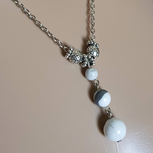 Collier perles en verre blanche, grise, fermoir, chaîne, métal acier inoxydable argenté